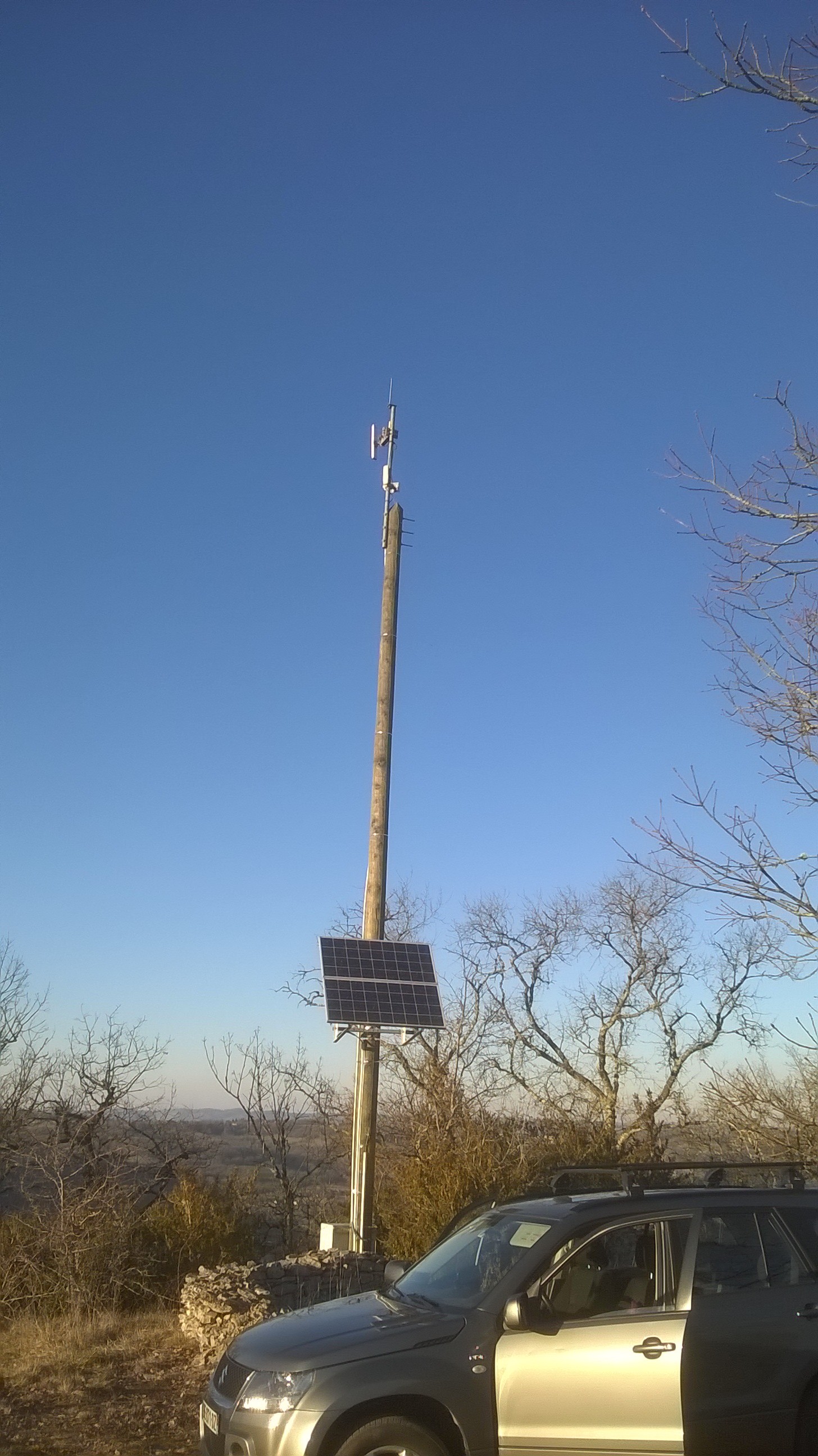 Site radio-transmission isolé à énergie solaire